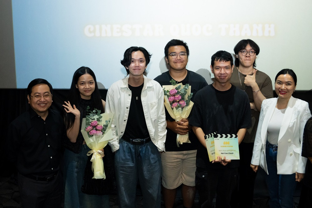 PGS. TS Võ Thị Ngọc Thúy - Hiệu trưởng Trường Đại học Hoa Sen trao giải các hạng mục xuất sắc nhất cho các dự án phim.