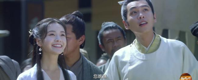 Nụ cười cường điệu không mấy khác khi đóng Hoa Nở Trăng Vừa Tròn. Nụ cười cường điệu không mấy khác khi đóng Hoa Nở Trăng Vừa Tròn.