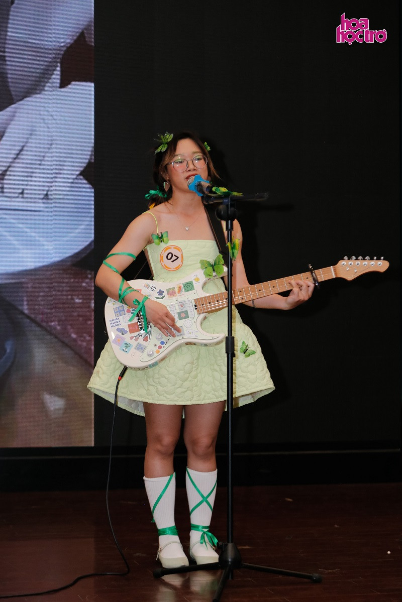 Trình diễn ca khúc tự sáng tác. Trình diễn ca khúc tự sáng tác.