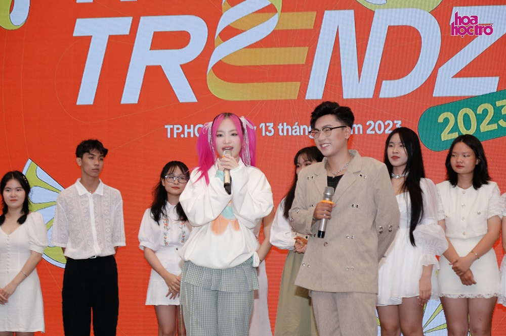 Ca sĩ Cầm. Ca sĩ Cầm.