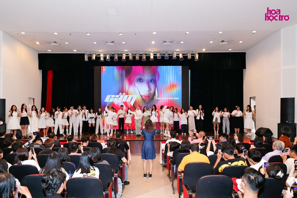 29 thí sinh cùng chào sân với ca sĩ Cầm. 29 thí sinh cùng chào sân với ca sĩ Cầm.