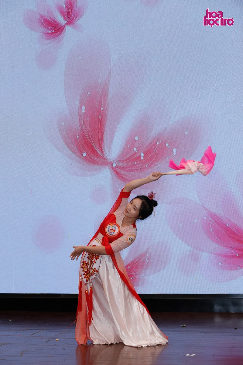 Mang đến tiết mục múa uyển chuyển. Mang đến tiết mục múa uyển chuyển.