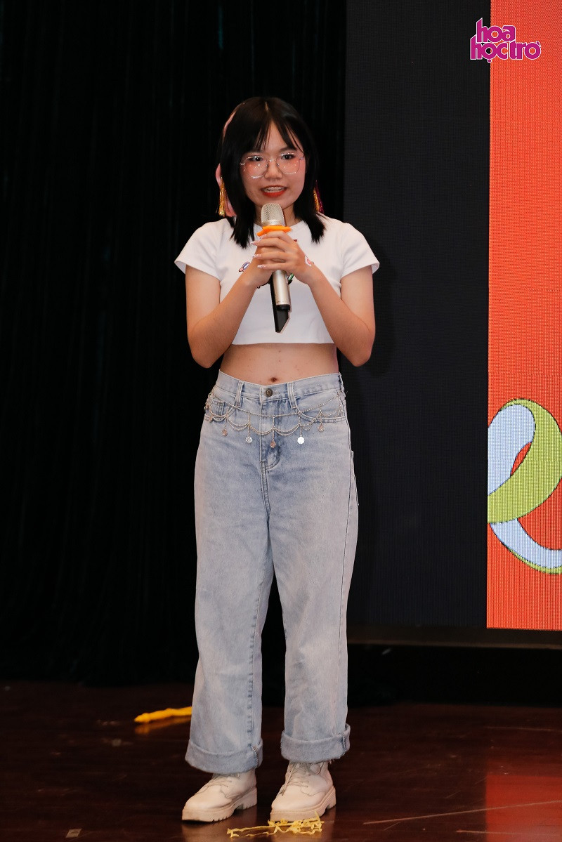 Nguyễn Lê Tú Uyên. Nguyễn Lê Tú Uyên.