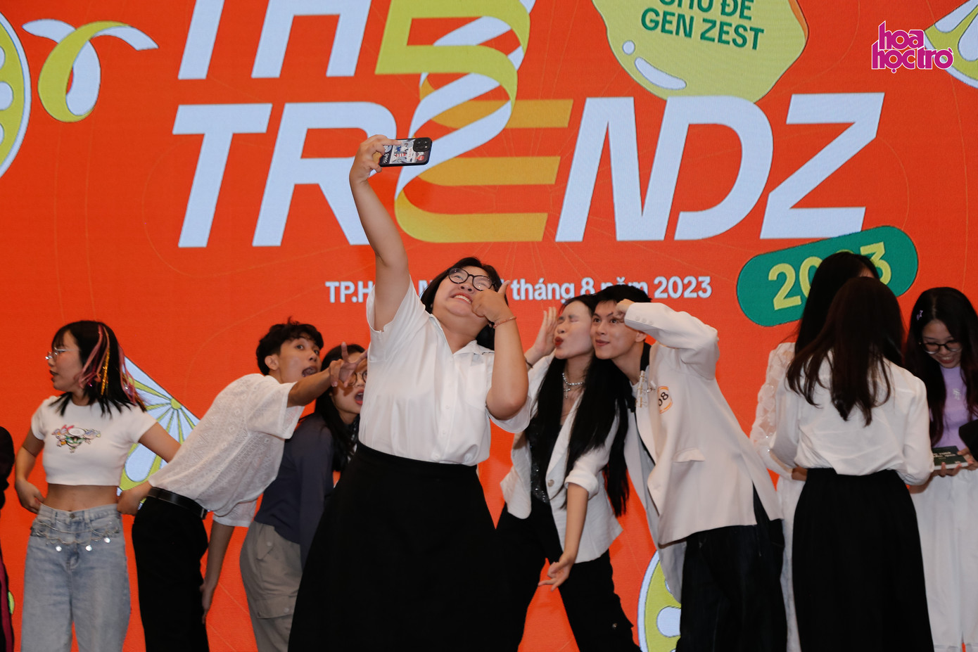 Các thí sinh chụp ảnh lưu niệm cùng nhau. Các thí sinh chụp ảnh lưu niệm cùng nhau.