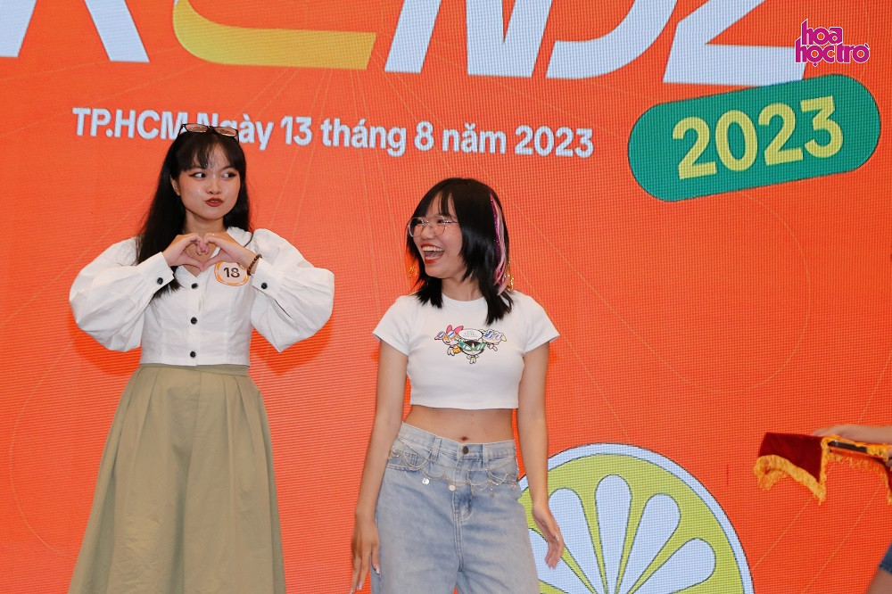 Lý Kim Thanh (trái) và Nguyễn Lê Tú Uyên (phải). Lý Kim Thanh (trái) và Nguyễn Lê Tú Uyên (phải).