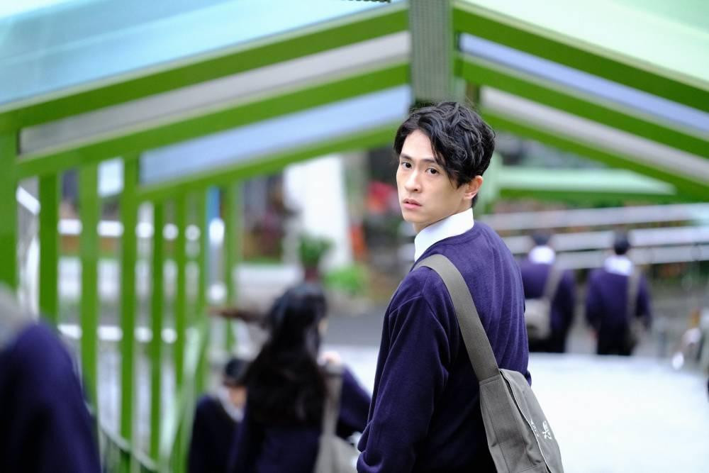 Em như nhành hoa dại, tôi là kẻ si tình. (Minh họa: Phim &quot;More Than Blue&quot;)