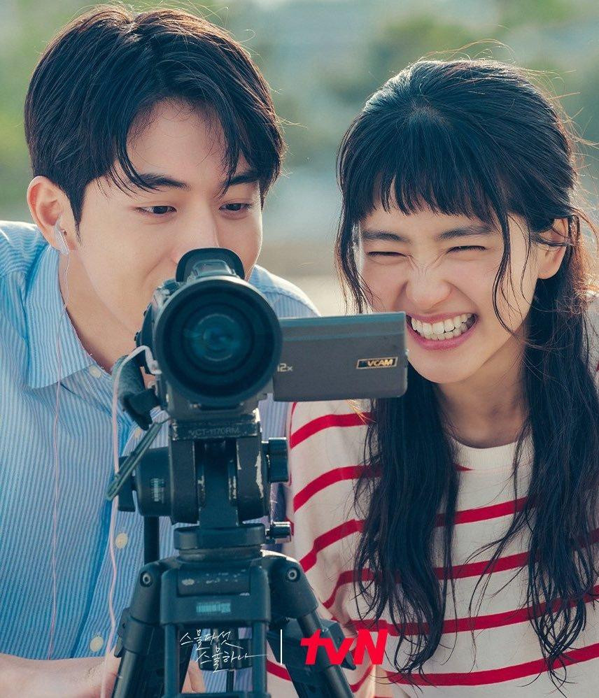 Tấm ảnh hai đứa mình chụp chung... (Minh họa: Phim Tuổi 25, Tuổi 21) Tấm ảnh hai đứa mình chụp chung... (Minh họa: Phim Tuổi 25, Tuổi 21)