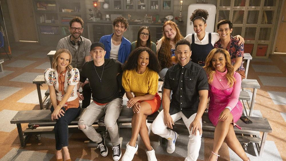Lucas Grabeel, Monique Coleman và Corbin Bleu (chính giữa) cùng dàn sao trẻ mới của High School Musical: The Musical: The Series.