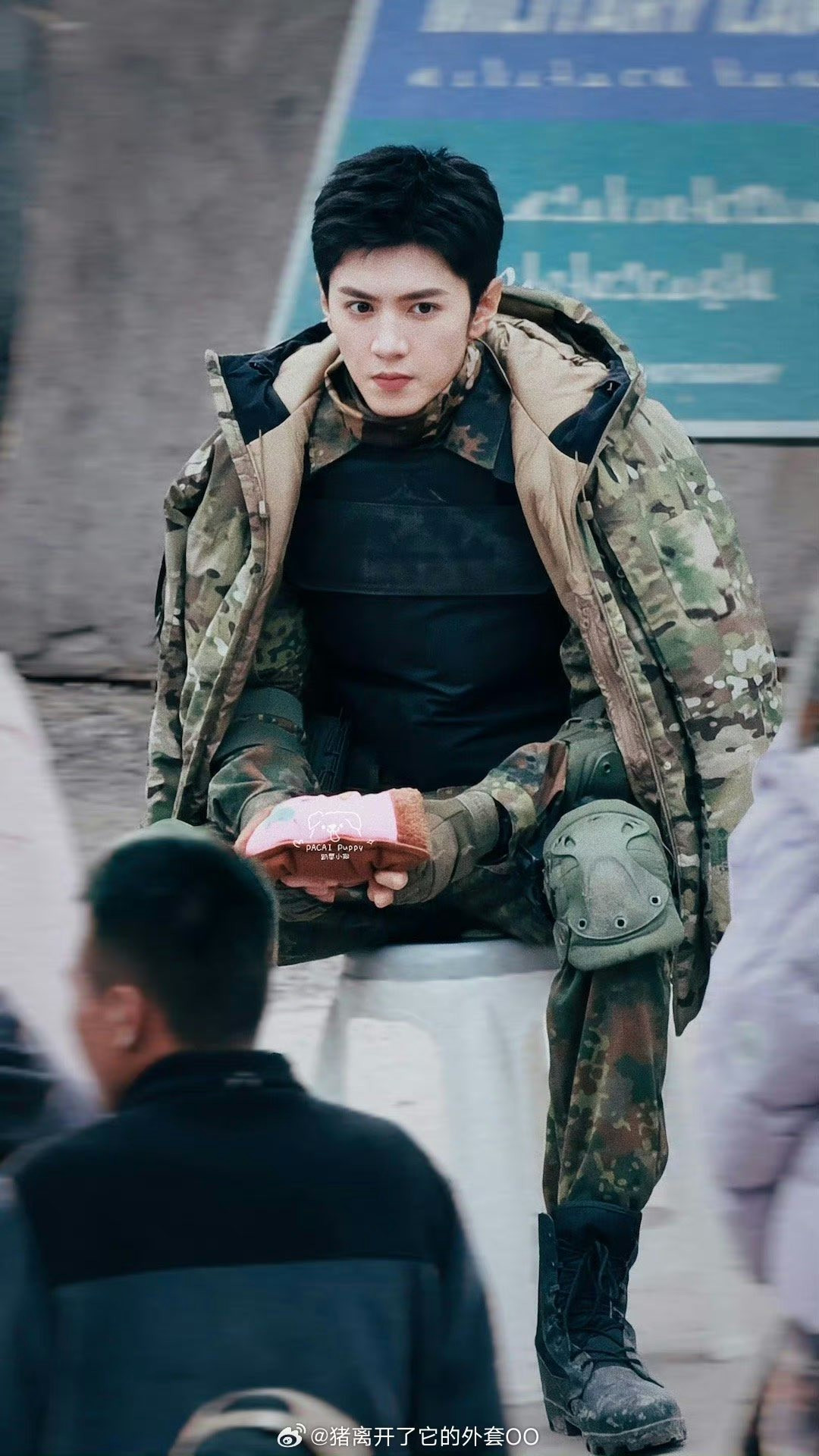 Trần Triết Viễn trên phim trường Cây Ô Liu Màu Trắng. Trần Triết Viễn trên phim trường Cây Ô Liu Màu Trắng.