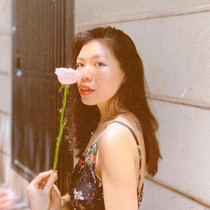 Thuở còn sinh viên, Lynh Miêu còn là bạn "nấu cháo điện thoại" của Fuyu, không hiểu hai cô gái chuyện đâu mà nói lắm thế, nói cả tiếng đồng hồ cơ. Thuở còn sinh viên, Lynh Miêu còn là bạn "nấu cháo điện thoại" của Fuyu, không hiểu hai cô gái chuyện đâu mà nói lắm thế, nói cả tiếng đồng hồ cơ.