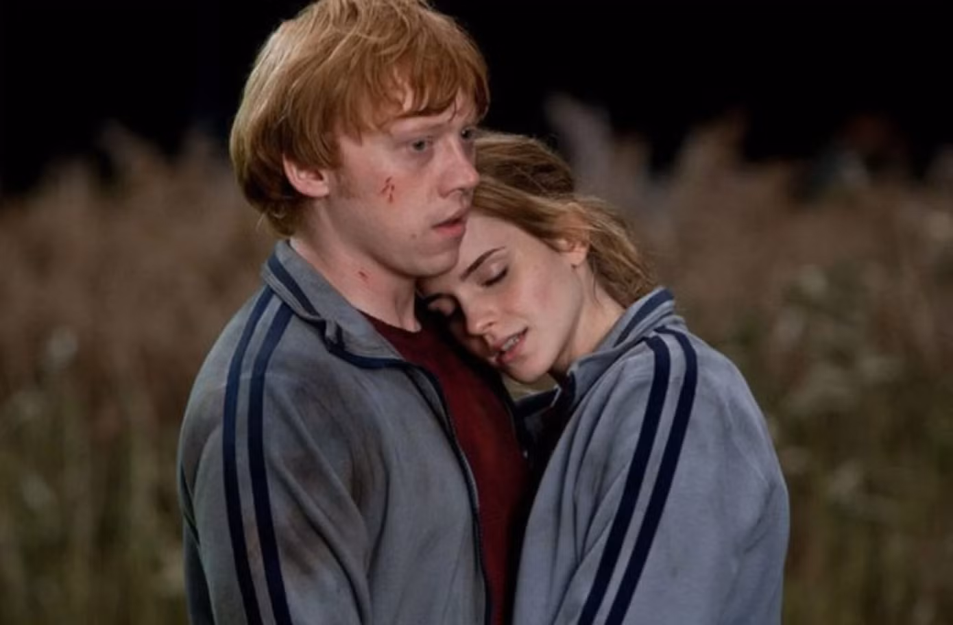Theo diễn tiến, Ron có mối quan hệ tình cảm lãng mạn với Hermione Granger.