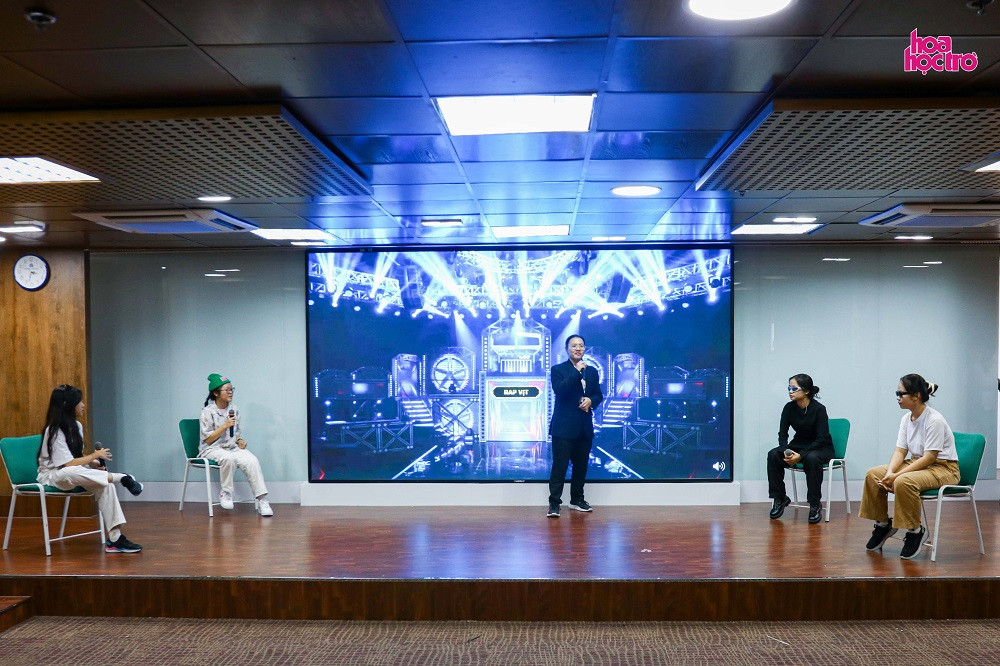 Bộ tứ giám khảo quyền lực lần đầu debut tại cuộc thi Rap của các thành viên của đội QUẠCK QUẠCK CẠP CẠP và Winx Công chúa phép thuật. Bộ tứ giám khảo quyền lực lần đầu debut tại cuộc thi Rap của các thành viên của đội QUẠCK QUẠCK CẠP CẠP và Winx Công chúa phép thuật.