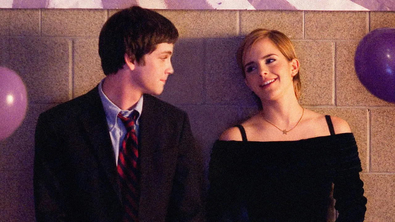 Emma Watson cùng Logan Lerman trong The Perks of Being a Wallflower. Emma Watson cùng Logan Lerman trong The Perks of Being a Wallflower.