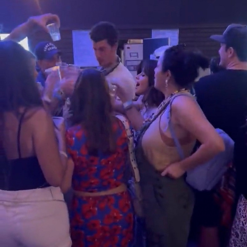 Cả hai dành thời gian bên bạn bè. Cả hai dành thời gian bên bạn bè.