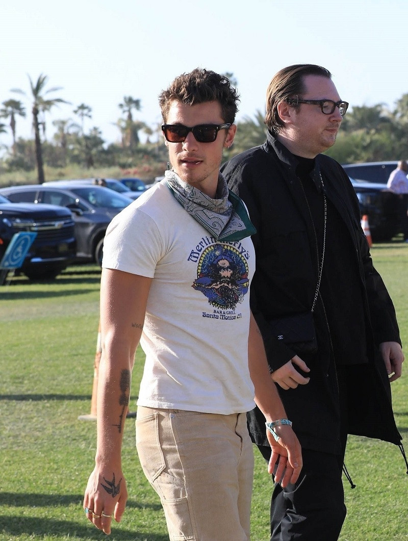 và Shawn Mendes tại Coachella 2023. và Shawn Mendes tại Coachella 2023.