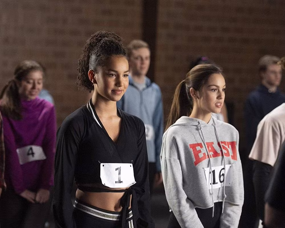 Sofia Wylie và Olivia Rodrigo trong High School Musical. Sofia Wylie và Olivia Rodrigo trong High School Musical.