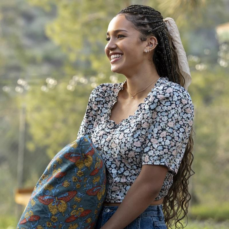 Sofia Wylie trong vai Gina. Sofia Wylie trong vai Gina.