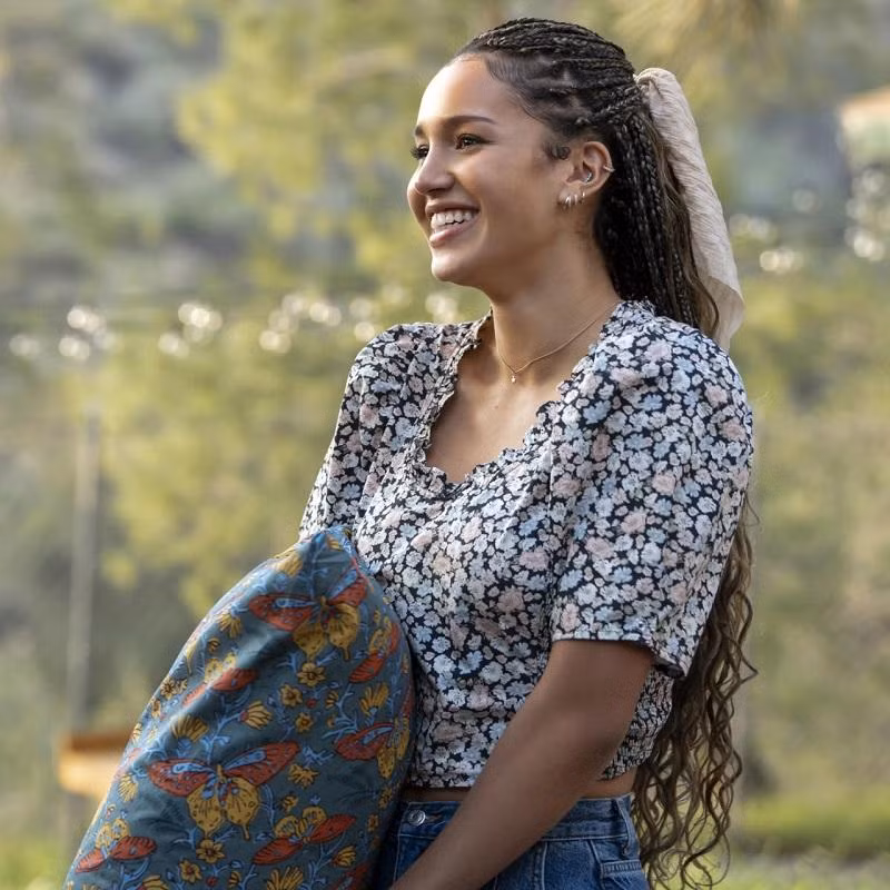 Sofia Wylie trong vai Gina. Sofia Wylie trong vai Gina.