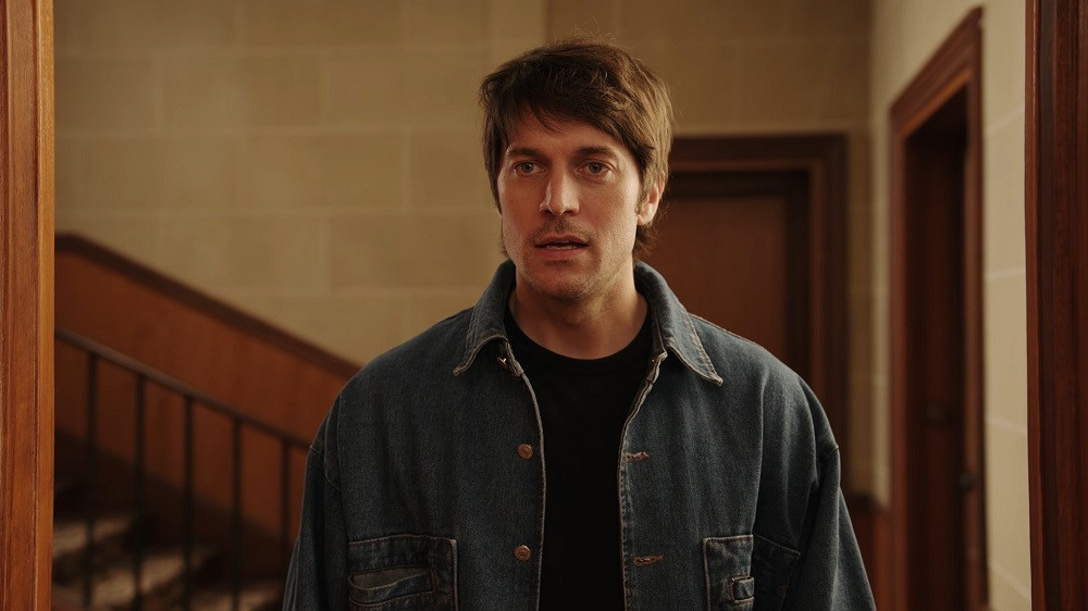 Cuối mùa 4, Gabriel đến hỏi địa chỉ của Emily ở Rome.