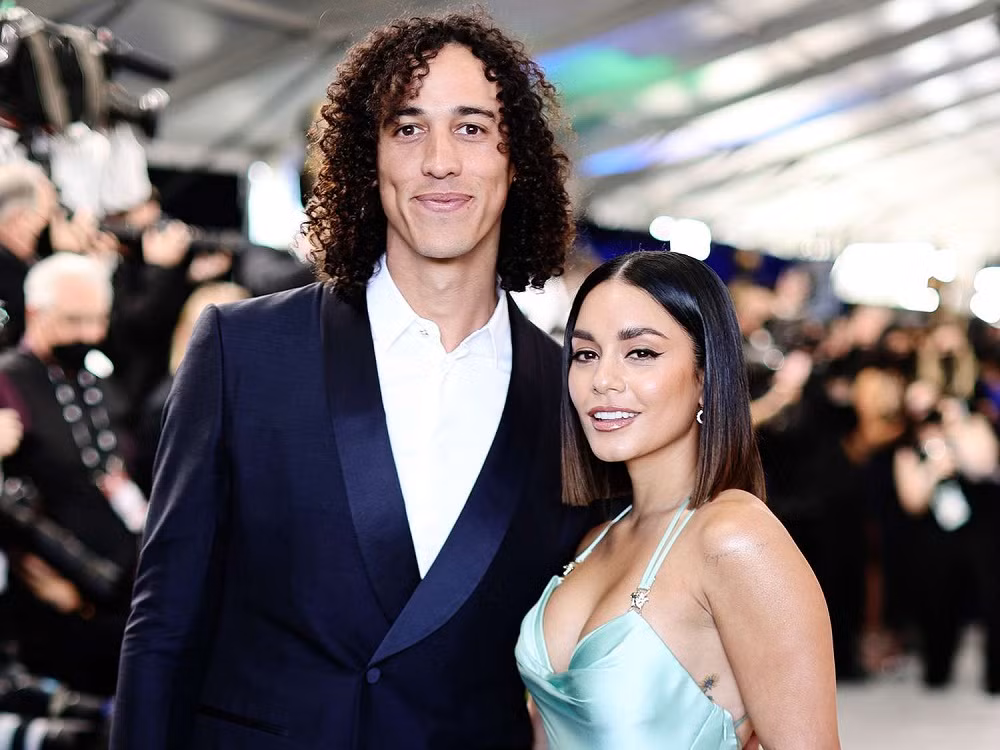 Vanessa Hudgens cùng ngôi sao bóng chày Cole Tucker. Vanessa Hudgens cùng ngôi sao bóng chày Cole Tucker.
