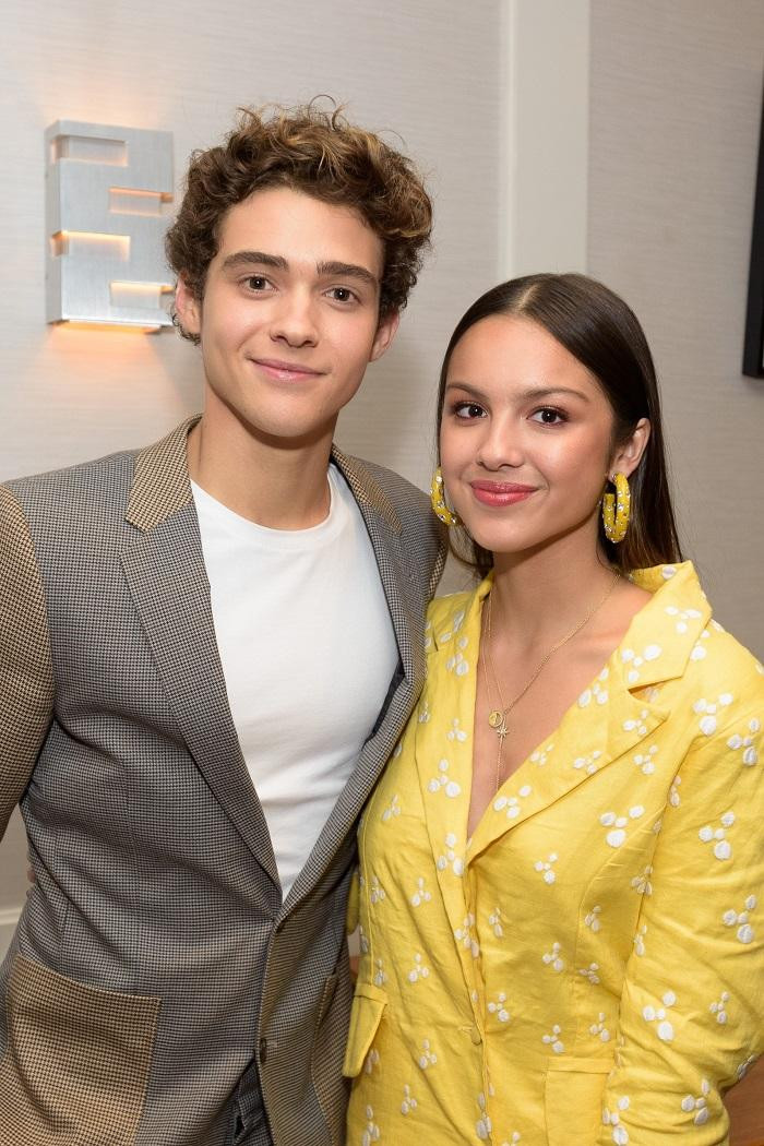Sau khi đóng chung "High School Musical: The Series", Joshua và Olivia vướng tin "phim giả tình thật" nhưng sau đó có nghi vấn là đã chia tay.