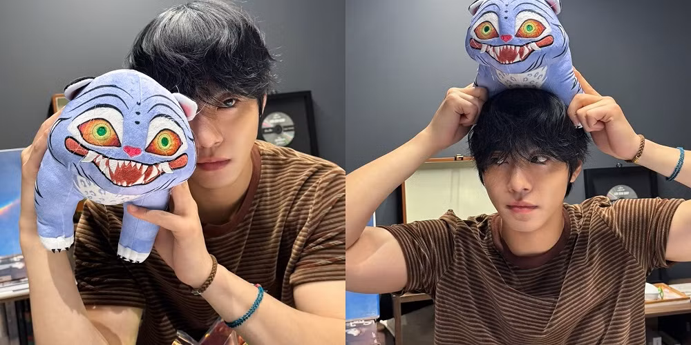 Ahn Hyo Seop cùng phiên bản thú bông chú hổ trong phim.