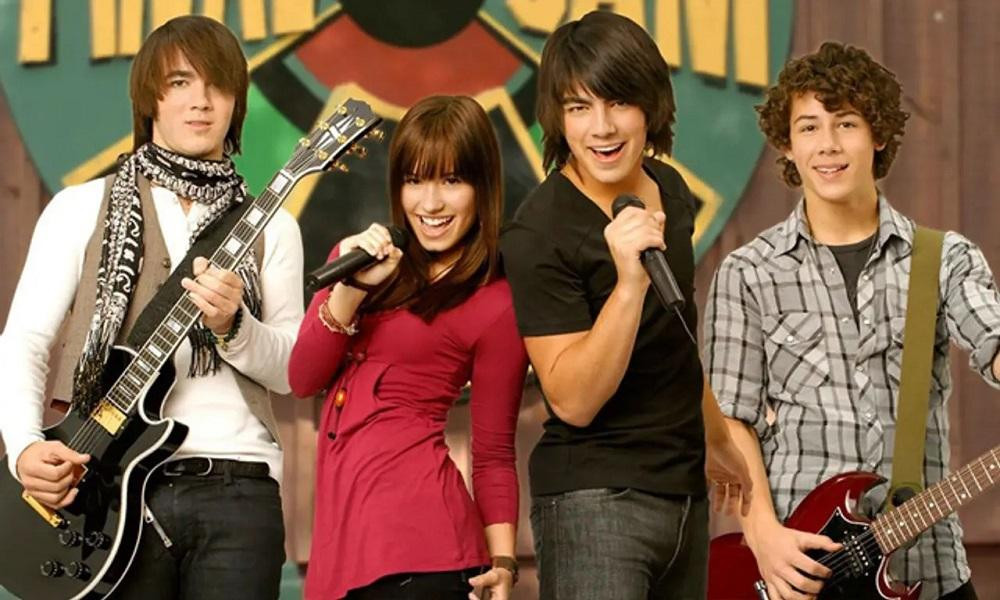 Demi Lovato đóng chính Camp Rock cùng Jonas Brothers. Demi Lovato đóng chính Camp Rock cùng Jonas Brothers.