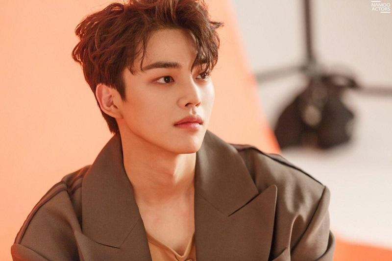 Song Kang vào vai Lee Si Woo trong "Cruel Story Of Office Romance". Song Kang vào vai Lee Si Woo trong "Cruel Story Of Office Romance".