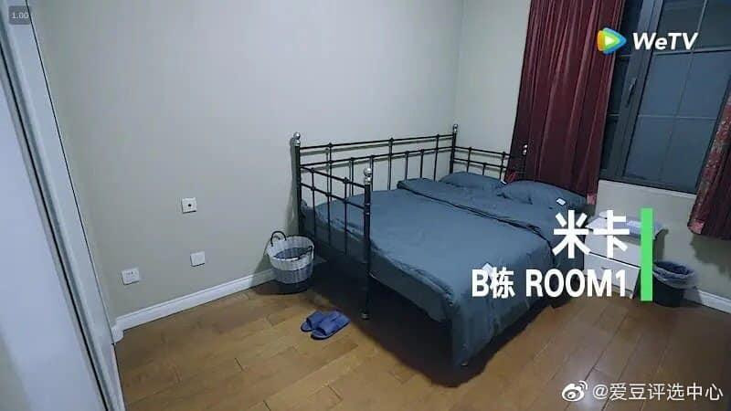 Phòng Mika phong cách tối giản? Và đôi dép nhựa "xuất sắc" quá kìa. Phòng Mika phong cách tối giản? Và đôi dép nhựa "xuất sắc" quá kìa.