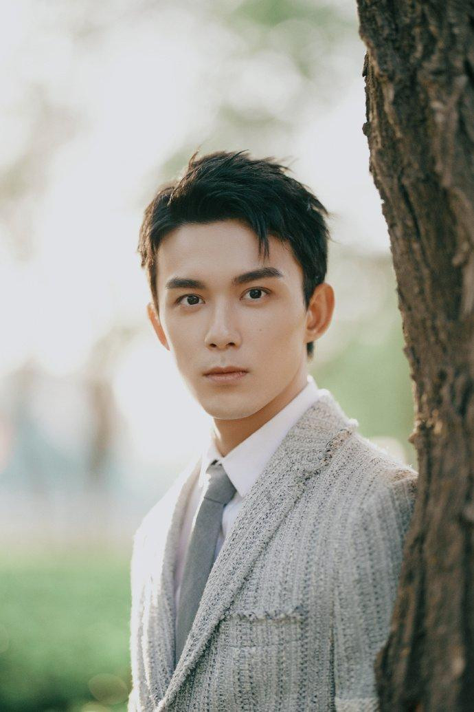 Ngô Lỗi cũng nổi tiếng có đôi mắt thăm thẳm đầy ắp tình cảm. Ngô Lỗi cũng nổi tiếng có đôi mắt thăm thẳm đầy ắp tình cảm.