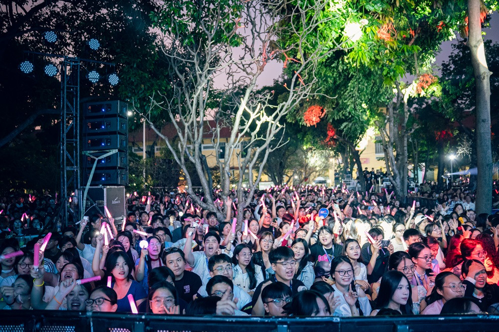 Nhiều teen đã có mặt từ 13g để sẵn sàng quẩy cùng thần tượng. Nhiều teen đã có mặt từ 13g để sẵn sàng quẩy cùng thần tượng.