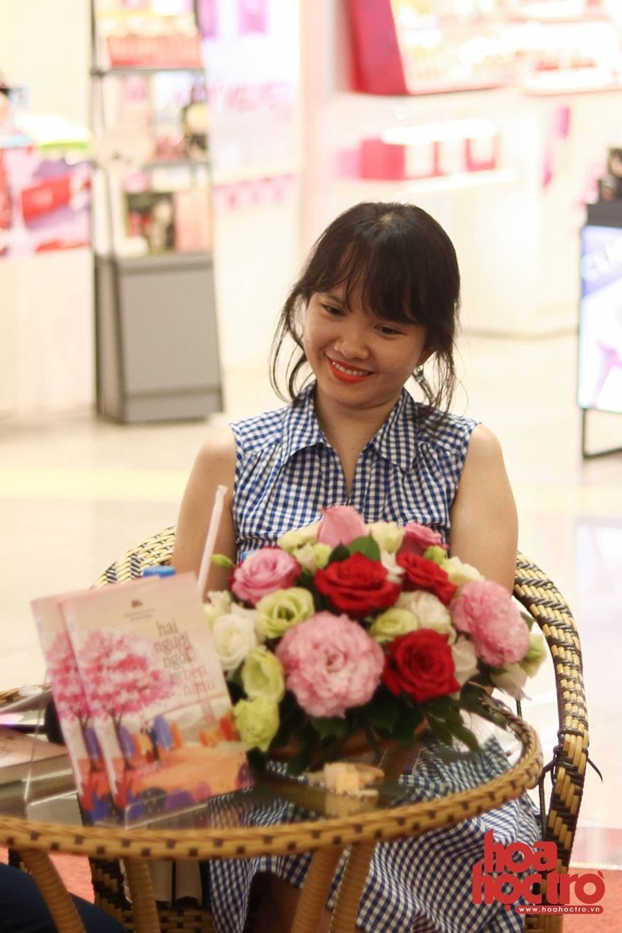 Ploy hứa hẹn sẽ chinh phục độc giả bởi ngòi bút ngày càng trưởng thành. Ploy hứa hẹn sẽ chinh phục độc giả bởi ngòi bút ngày càng trưởng thành.