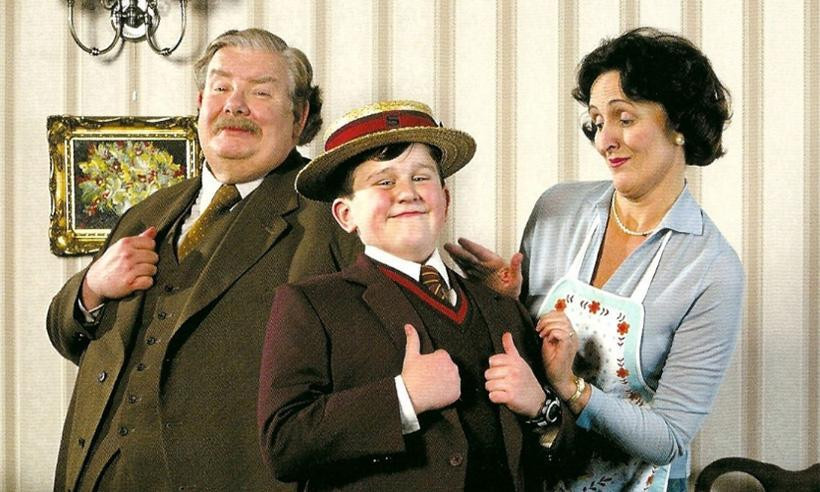 Harry Potter (Harry Melling là cậu bé ở giữa). Harry Potter (Harry Melling là cậu bé ở giữa).