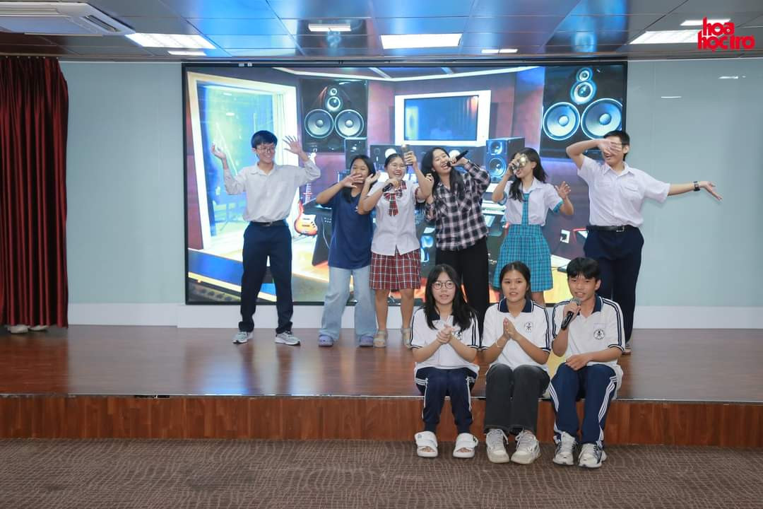 Mở màn phần thi trình diễn tiết mục, đội Công Chúa Pha Lê đã đưa ra một thông điệp ý nghĩa qua câu chuyện cổ tích về chú hổ con.