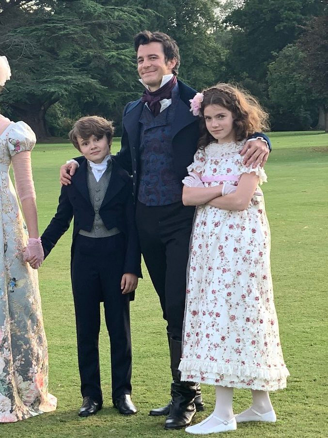 Hyacinth cùng hai ông anh Benedict (giữa) và Gregory trong Bridgerton 1. Hyacinth cùng hai ông anh Benedict (giữa) và Gregory trong Bridgerton 1.