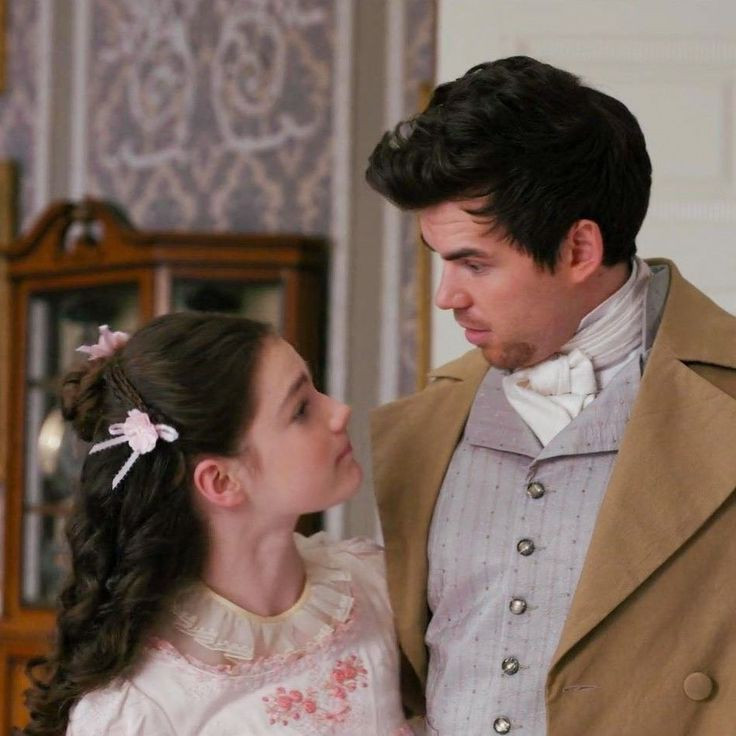 Mới ngày nào Hyacinth còn bé xíu xiu cạnh anh Colin. Mới ngày nào Hyacinth còn bé xíu xiu cạnh anh Colin.