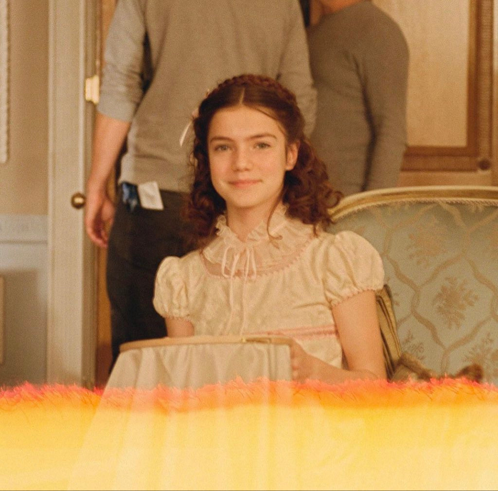 Florence Hunt trong vai Hyacinth Bridgerton của mùa 1. Florence Hunt trong vai Hyacinth Bridgerton của mùa 1.