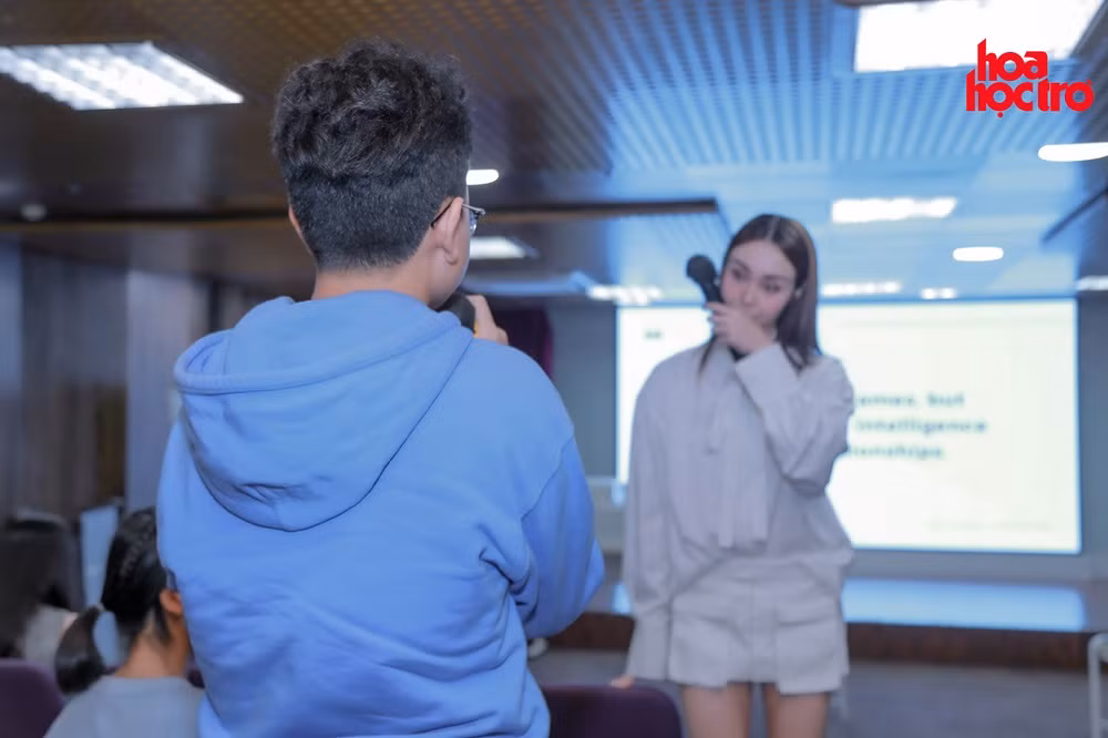 MLee nhiệt tình chia sẻ các câu chuyện với các bạn trẻ thí sinh Thử Thách Kim Cương.