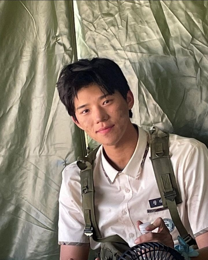 Trai đẹp thường lười tắm và "thả bom" giữa lớp. Trai đẹp thường lười tắm và "thả bom" giữa lớp.