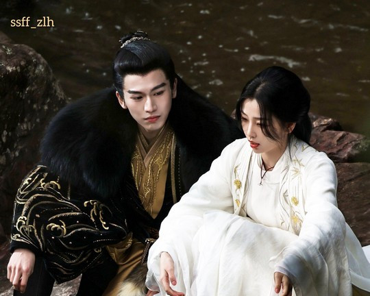 Trương Lăng Hách và Ngu Thư Hân trên phim trường Vân Chi Vũ. Trương Lăng Hách và Ngu Thư Hân trên phim trường Vân Chi Vũ.