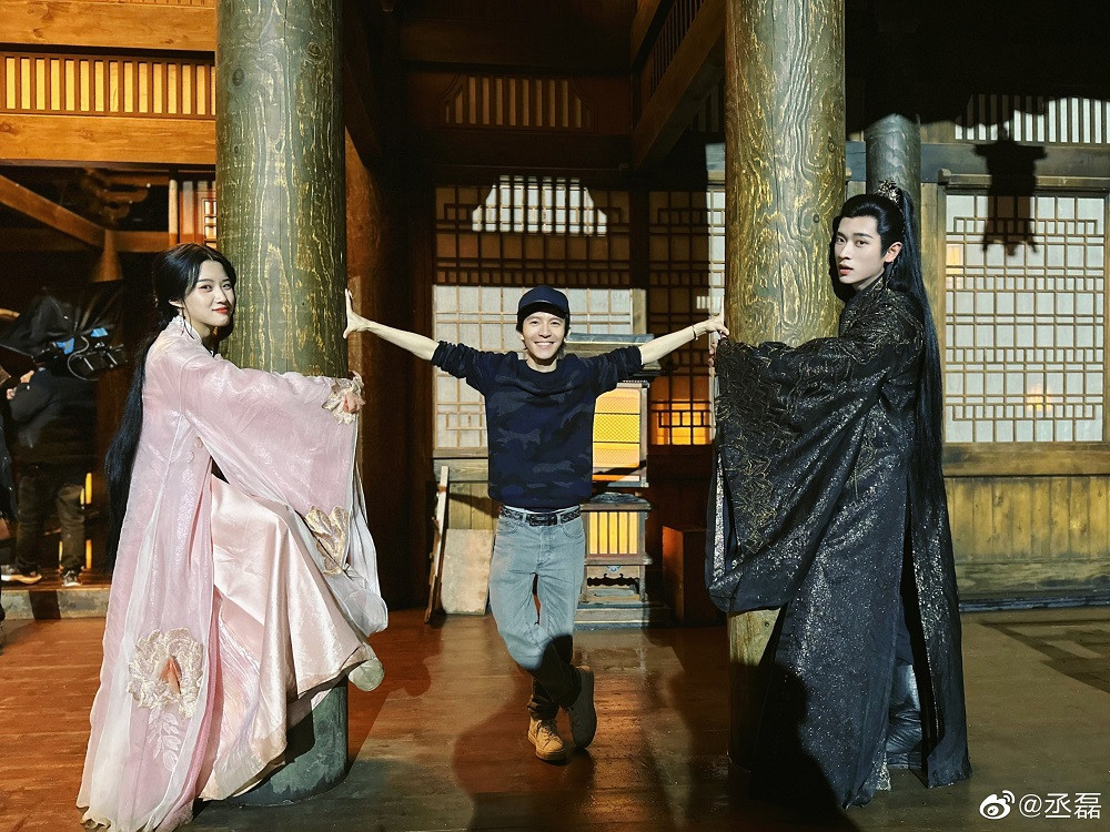 Đạo diễn Quách Kính Minh (giữa) trên phim trường Vân Chi Vũ. Đạo diễn Quách Kính Minh (giữa) trên phim trường Vân Chi Vũ.