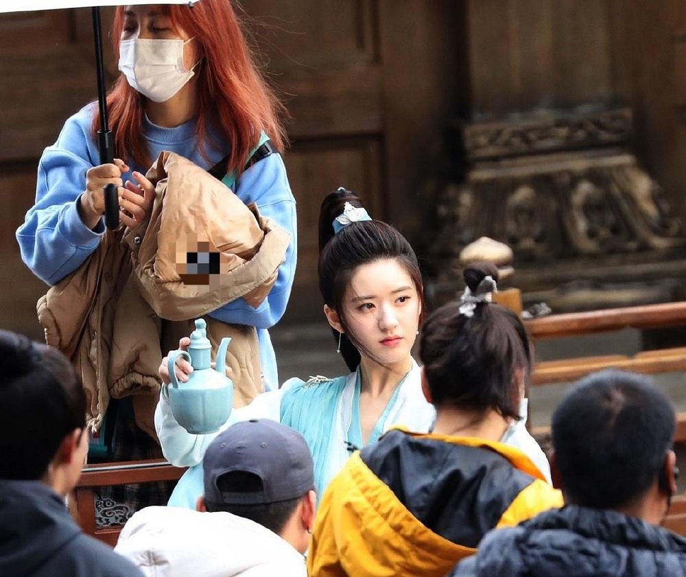 Trang phục và kiểu tóc đơn giản nhưng rất gọn gàng, thần thái tươi tắn. Trang phục và kiểu tóc đơn giản nhưng rất gọn gàng, thần thái tươi tắn.