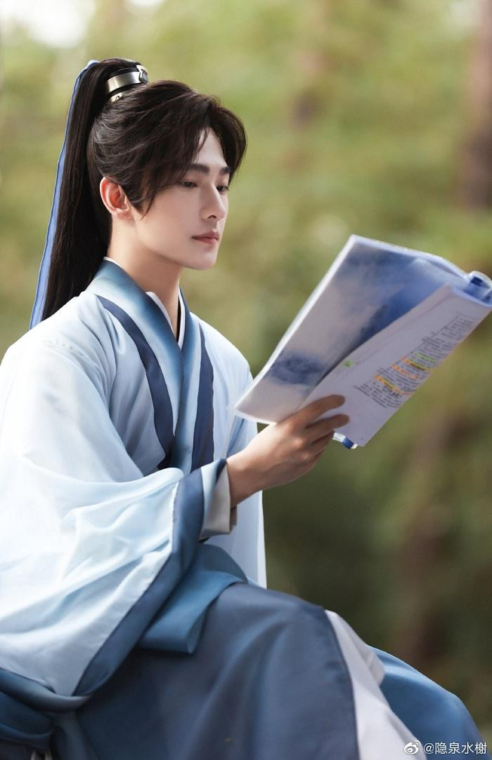 Đọc kịch bản mà đẹp xuất sắc như thể một cảnh phim. Đọc kịch bản mà đẹp xuất sắc như thể một cảnh phim.