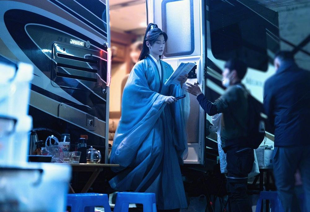 Đứng đọc kịch bản ở hậu trường thôi mà tưởng tiên hạ phàm. Đứng đọc kịch bản ở hậu trường thôi mà tưởng tiên hạ phàm.