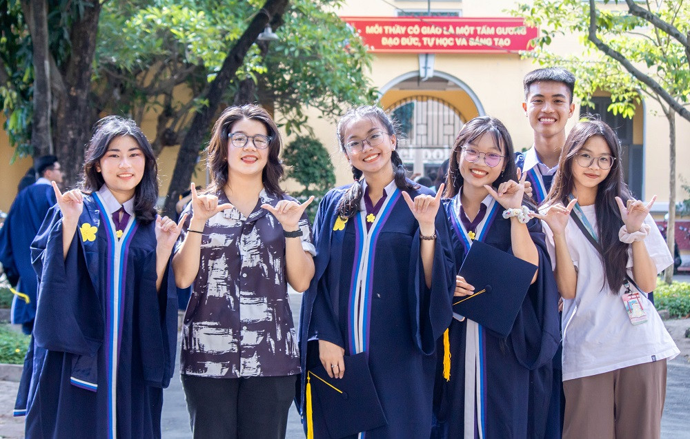 Mai Hương quay về chụp ảnh cùng đàn em CLB Báo chí - Truyền thông Minh Khai. Mai Hương quay về chụp ảnh cùng đàn em CLB Báo chí - Truyền thông Minh Khai.