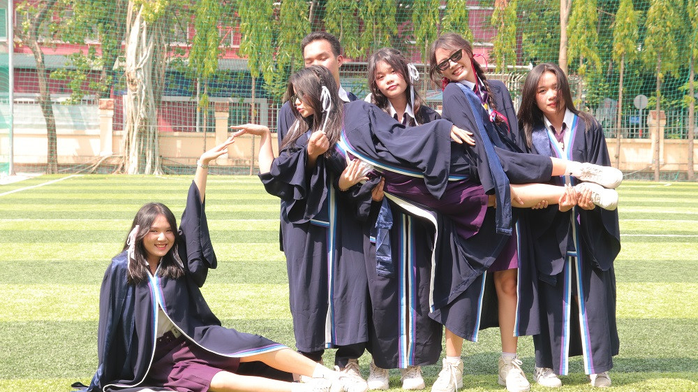 Tố Hân cùng bạn bè chụp 7749 kiểu ảnh với áo thụng độc quyền. Tố Hân cùng bạn bè chụp 7749 kiểu ảnh với áo thụng độc quyền.