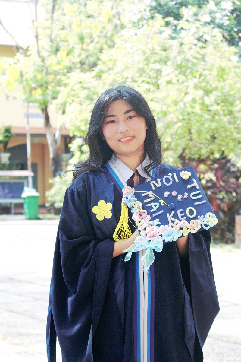 Thiên Ngọc và chiếc nón tốt nghiệp tự thiết kế. Thiên Ngọc và chiếc nón tốt nghiệp tự thiết kế.