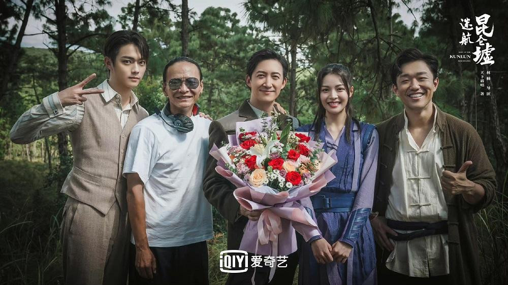 Nam diễn viên Vương Dương đứng chính giữa. Nam diễn viên Vương Dương đứng chính giữa.