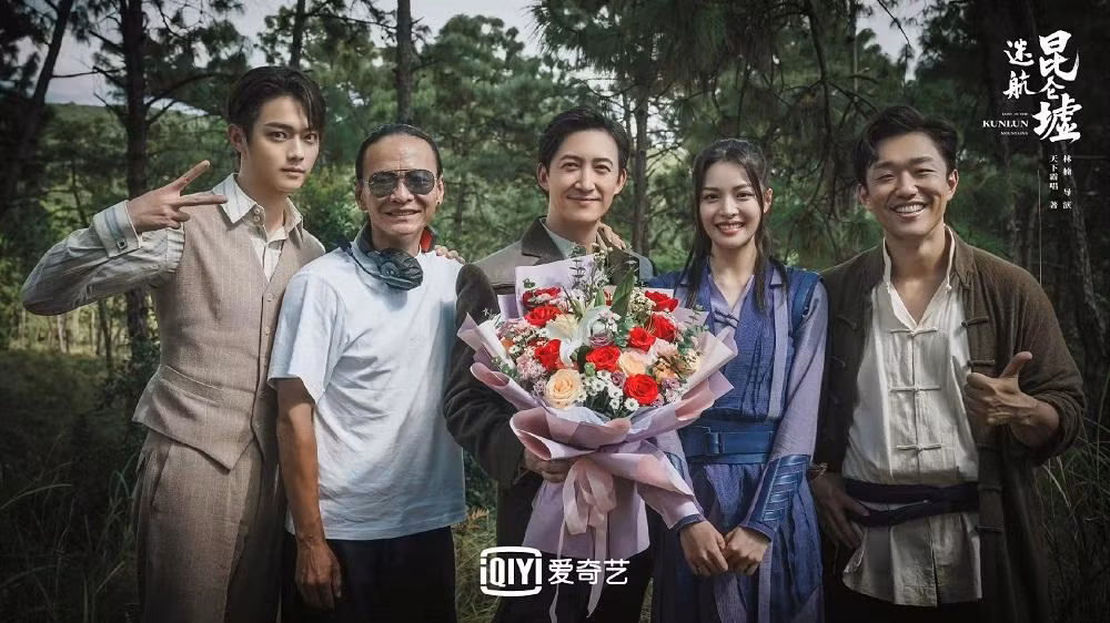 Nam diễn viên Vương Dương đứng chính giữa. Nam diễn viên Vương Dương đứng chính giữa.