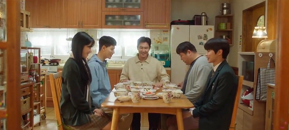 Họ cùng hai ông bố ăn sáng như một gia đình thực sự. Họ cùng hai ông bố ăn sáng như một gia đình thực sự.